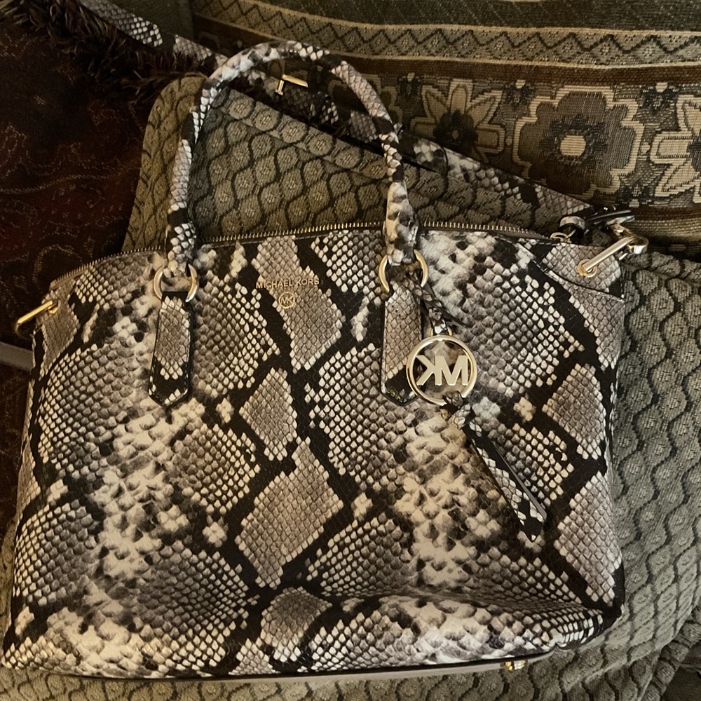 Michael Kors Riley Large Satchel Handbag Crossbody bag EUC except smell of smoke